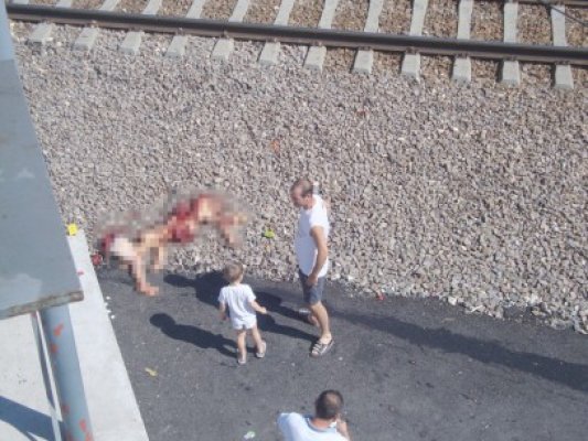 ÎNGROZITOR: Bărbat MĂCELĂRIT de tren, la Valu lui Traian. Atenţie, imagini şocante!